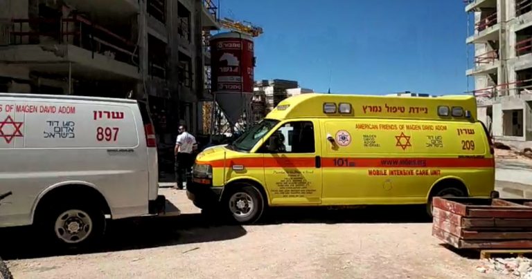 גבר בן 40 נהרג בנתניה: נפל מגובה של 4 מטרים [📸]