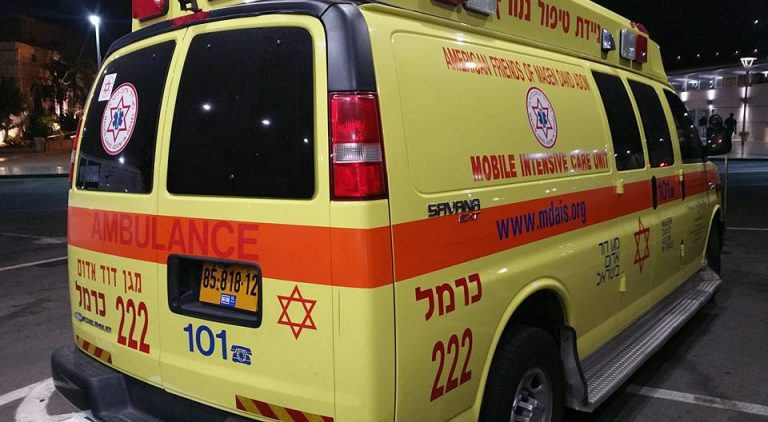דיווח לילי: כוחות מד"א הגיעו לזירה בה אותר אדם ללא רוח חיים בחוף הכרמל