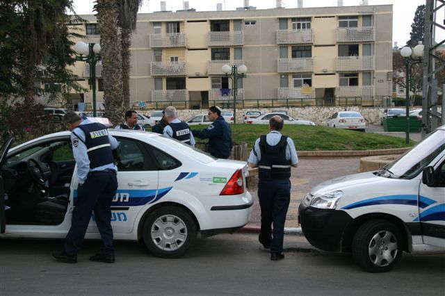 לאן הוא התכוון להגיע? תושב ביאליק נתפס ברחובות חדרה עם כלי נשק, סמים ומזומן