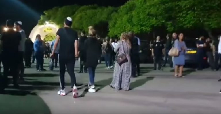 אור עקיבא: מאות ליוו למנוחות את שתי האחיות שנהרגו בתאונה בערבה [VOD📹]