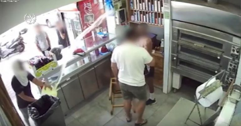 עובד פיצרייה מוכרת באור עקיבא מואשם באיום על חייו של לקוח