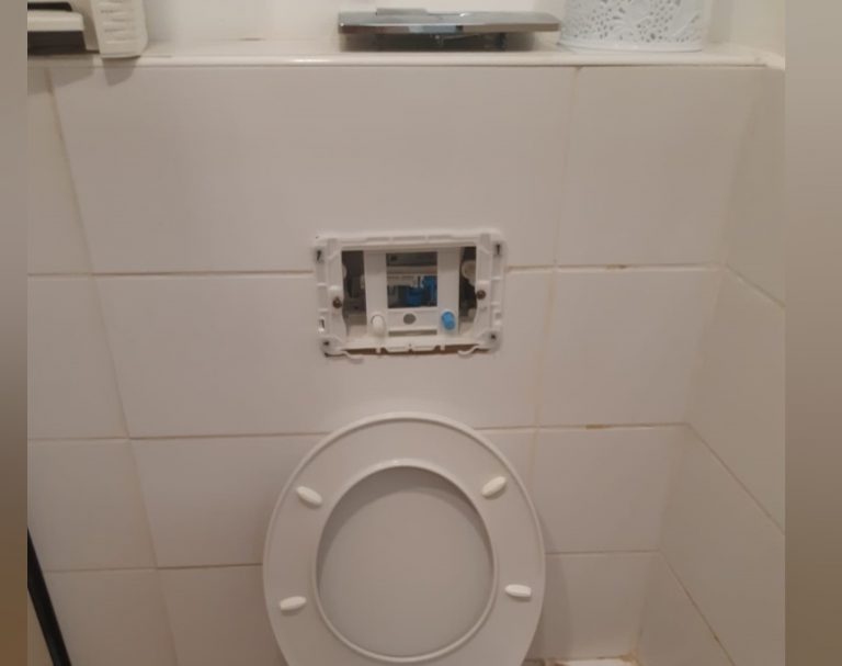 צעירה נכנסה לתא שירותים במרכז מסחרי בחדרה, ולפתע הבחינה במישהו שמושיט יד ומצלם אותה