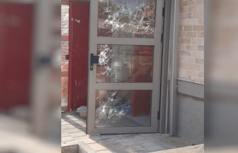 אישום: בן 37 תקף והשליך אבנים על מבנה הרווחה בפרדס חנה-כרכור