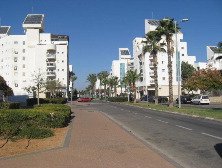 רחוב דוד המלך באור עקיבא: מעבר חצייה נמחק ליד בית ספר, במפרים 'גבוהים מידי' באור ים