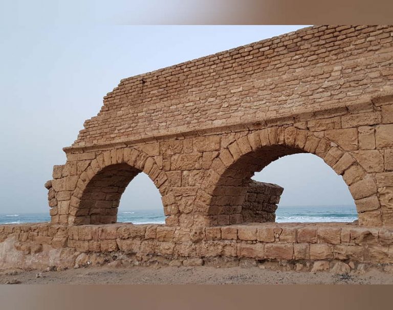 בן 60 נמשה מהמים ללא רוח חיים ליד חוף האקוודוקט בקיסריה