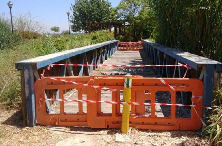 טיילת שוני נהרסה בחורף האחרון, תושבים חוששים לבריאותם: "יש ליקויים חמורים במקום"
