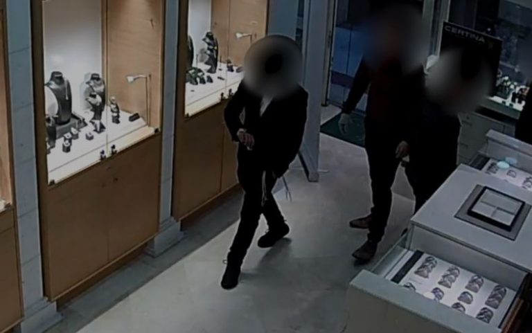 תיעוד: תושב חדרה שדד יחד עם כנופיה שעוני יוקרה בשווי מילוני שקלים [וידאו]