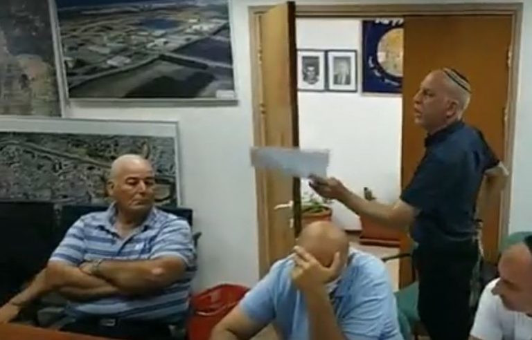 צפו: עימות קולני בין יוסיפוב לנקש בנושא המשכורות של עובדי מתנ"ס אור עקיבא – וסילוק המנהל מהישיבה [וידאו]