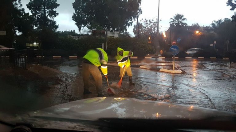 הגשמים החזקים בפרדס חנה-כרכור: התמונות מההצפה וראש המועצה בשטח הפכו לויראליים
