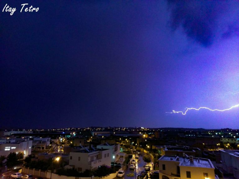 מחזה מדהים: הברק שנצפה מעל שמי אור עקיבא [וידאו]
