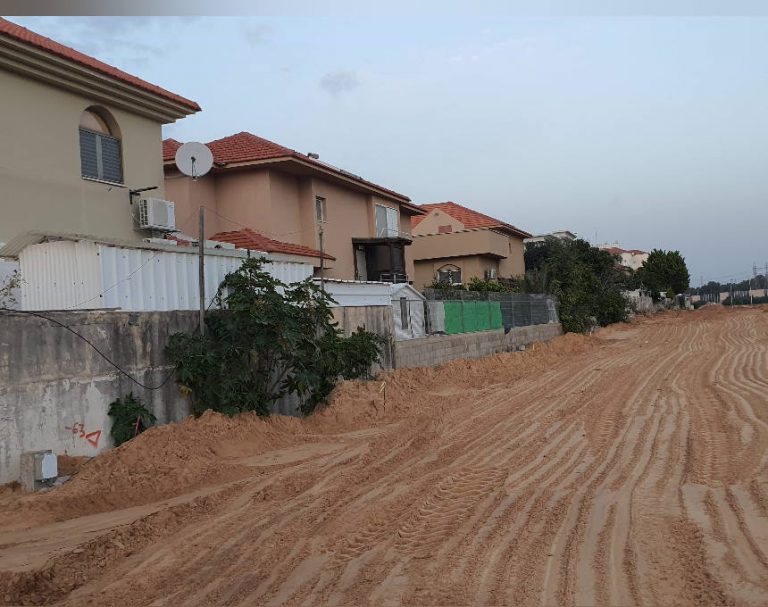 לאחר המאבק על הזזת קווי המתח בשכונה – תושבי גני רבין באור עקיבא יוצאים להגן על בתיהם