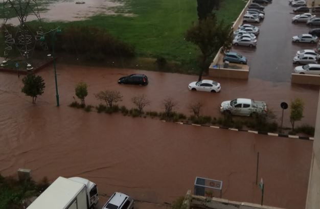 הצפה קשה בחדרה: תושב תובע את העירייה על נזק של עשרות אלפי שקלים – העירייה: "כמות משקעים חריגה, אין התרשלות"