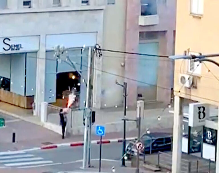 תופעת הנפצים ברחבי הארץ: גבר הפעיל זיקוקים בלב שכונת מגורים – וגרם לבהלה (וידאו)