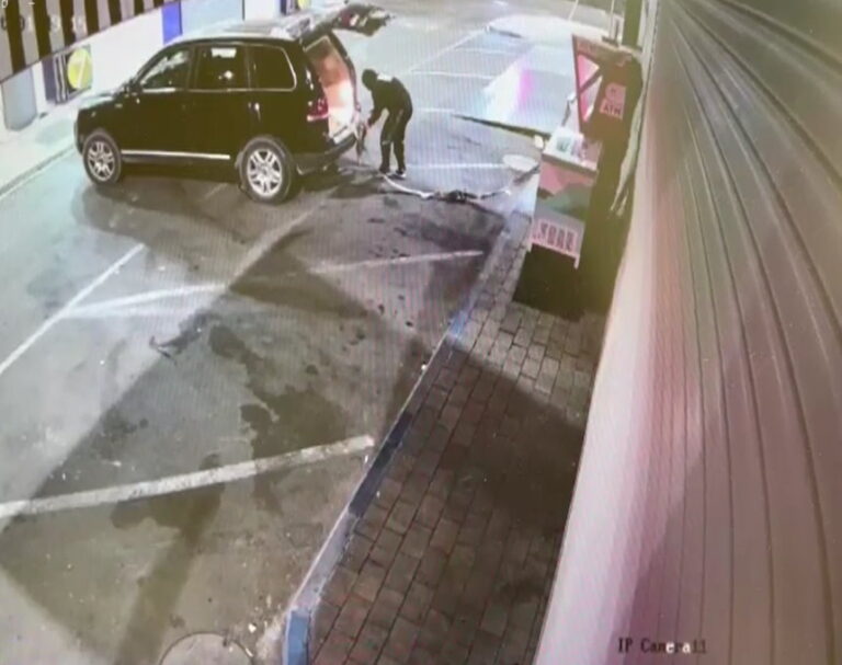 צפו: רעולי פנים קושרים חבל לכספומטים וגונבים אותם עם רכביהם (וידאו)
