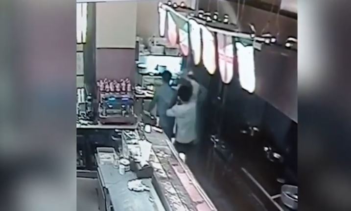 כתב אישום נגד עובד "אגאדיר" ששפך שמן רותח על חברו לעבודה (וידאו)