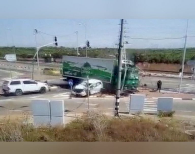 משאית הגיעה לצומת מרומזר ולפתע סטתה מהנתיב ודרסה כל דבר בדרכה [וידאו]
