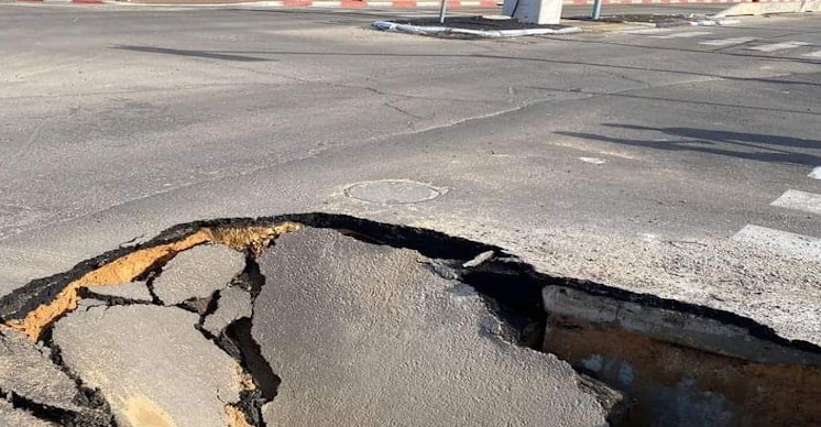 מלחיץ: בולען נפער בכביש מרכזי בפרדס חנה-כרכור