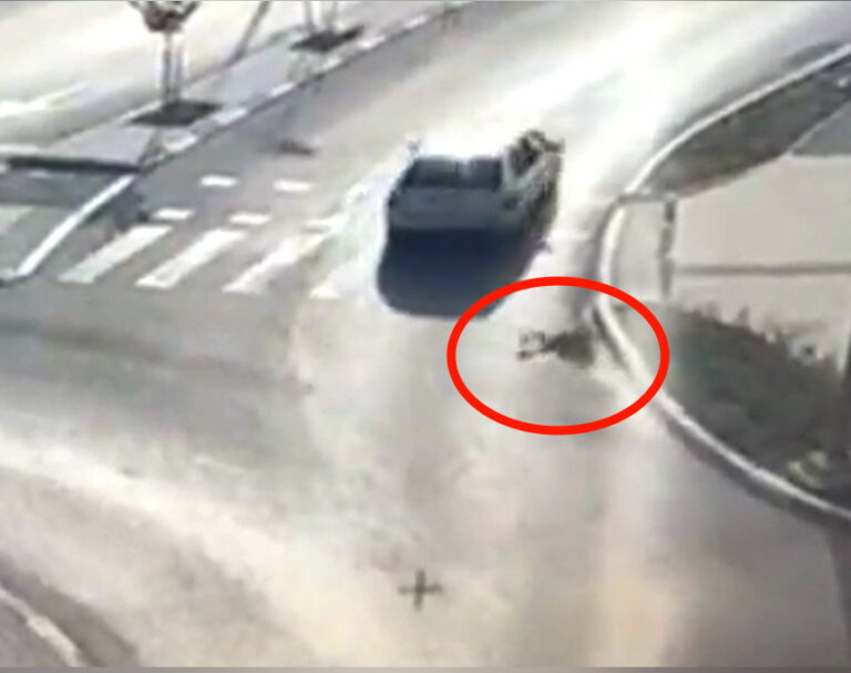 צפו בתיעוד המפחיד מחריש: הילד לא חגר חגורה ועף מהרכב במהלך נסיעה (וידאו)