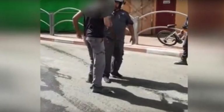 בלאגן ברחוב הנץ בפרדס חנה: בן 45 נאשם שנשך שוטרים והשפיל באופן מיני שוטרת