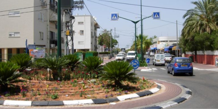 תביעה ב-30 אלף שקל נגד עיריית אור עקיבא על חוסר נגישות מדרכה; העירייה: "הליך קנטרני ללא הסתמכות על החוק"