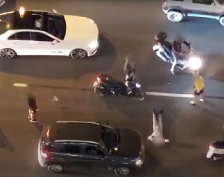 על רקע ויכוח בכביש: נהג רכב הותקף בקסדה לעיני המצלמות – וסובל מדימום מוחי (וידאו)