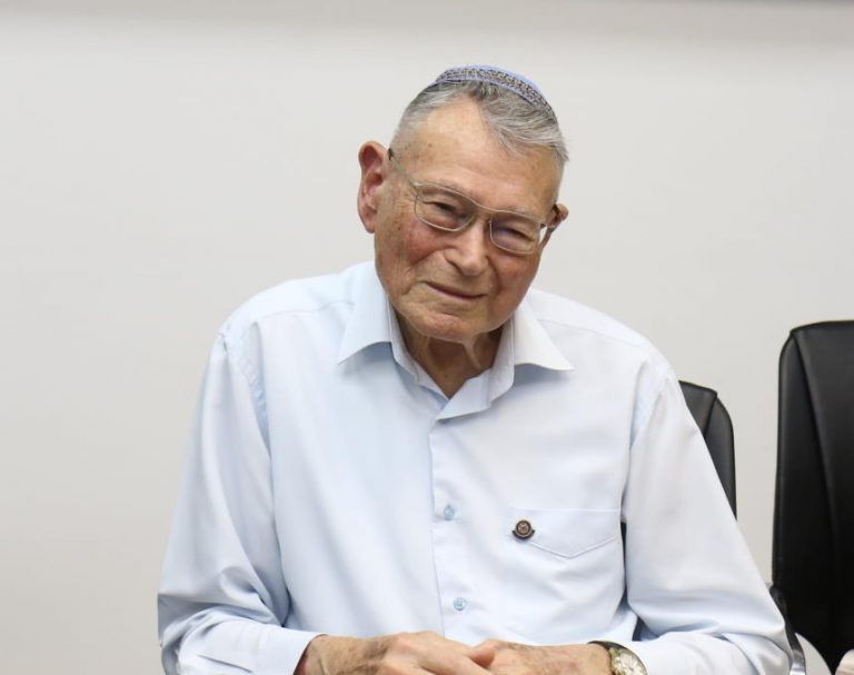 האופטומטריסט הראשון של צה"ל: ד"ר יהודה שרמן מחדרה זכה באות הוקרה