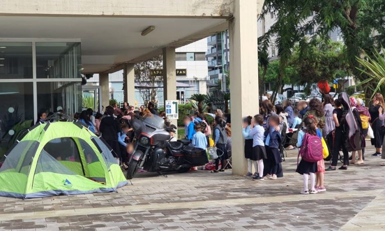 חדרה: עולים מצרפת טוענים לבעיות ברישום למוסדות חב"ד; העירייה: בית ספר ממלכתי דתי חדש בקנה