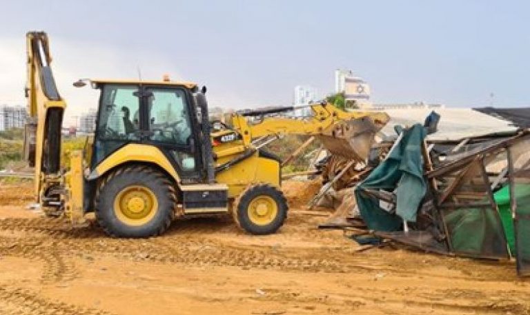 צפו בתמונות: אגף האכיפה של חדרה פינה מבנים ומאהלים לא חוקיים ברחבי העיר