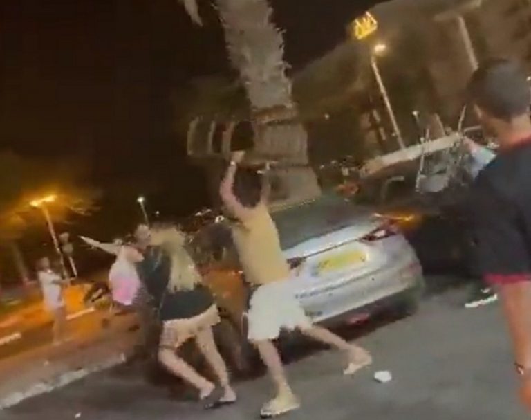 צפו: קטטה אלימה, צעקות וכיסאות שנזרקו על ידי מבלים בסמוך לבית המלון (וידאו)