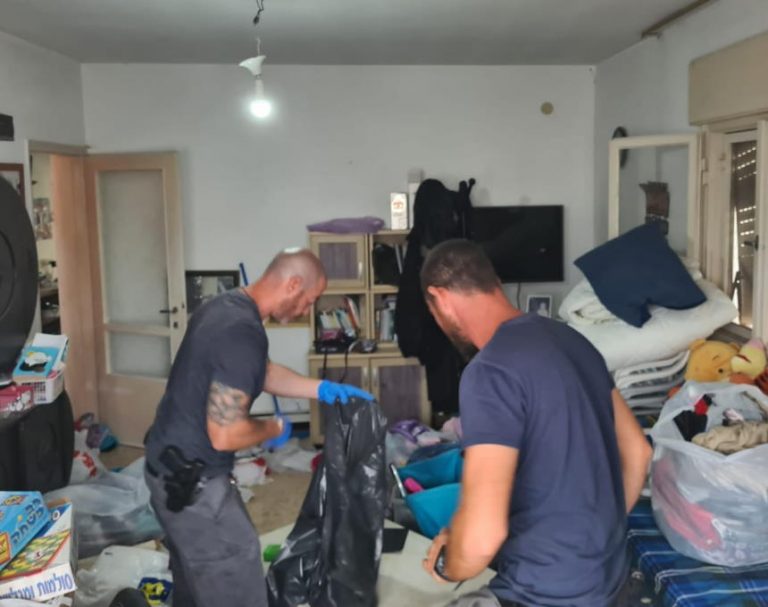 3 אקדחי גלוק וחלקים להרכבת מטעני חבלה נתפסו בתוך מתחם מגורים בחדרה
