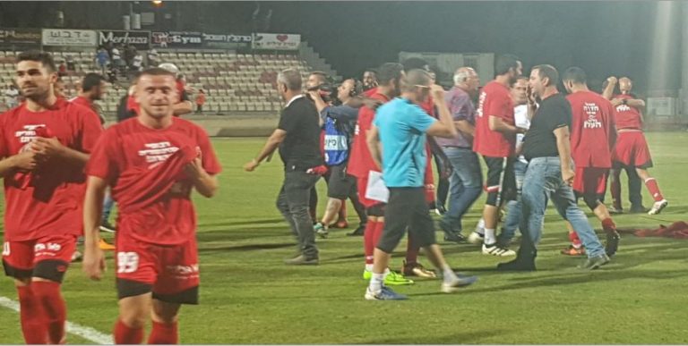 סערה סביב תקרית מאמן הפועל חדרה ואוהד הקבוצה; צפו בתיעוד: "כמו גוש חרא" [וידאו]