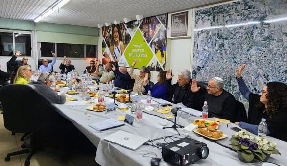 "אתם כלום ושום דבר" ; "את אפס" ● עימות סוער במליאת פרדס חנה, לא תאמינו על מה