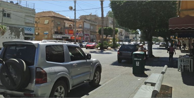 פני נשים כוסו בשלטי חוצות בחדרה – 'מעשה חשוך שאין לו מקום בעיר'