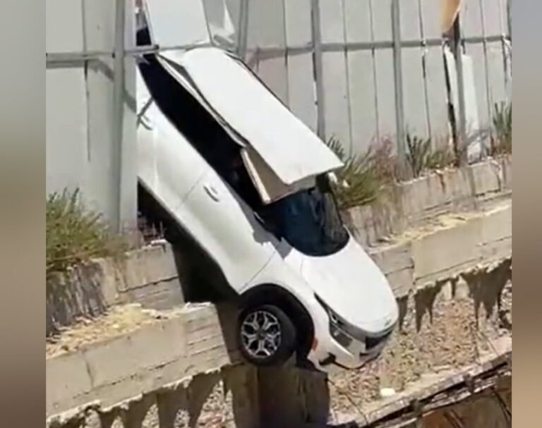 בנס הוא נשאר תלוי: צפו ברכב שאיבד שליטה סמוך לחוף הים (וידאו)