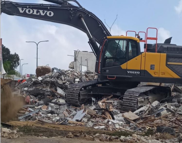 בת למשפחת סולימוביץ' נפרדת מ"הבית הלבן מול בנק הפועלים" [תמונות]