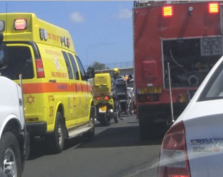 פצועים בתאונת דרכים בין מיניבוס לרכב בכביש החוף בין נתניה לחדרה