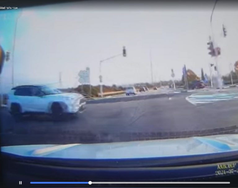 זה היה נגמר באסון: אברי גלעד תיעד כיצד נהג נסע באור אדום וכמעט התנגש בו [וידאו]