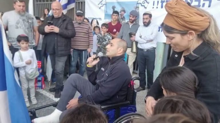 צפו: המחווה המרגשת של התלמידים, ההורים והקהילה – למנהל בית הספר מאור עקיבא שנפצע בלבנון