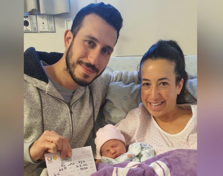 מזל טוב בסימן 2: היא יצאה לאוויר העולם בהלל יפה בחדרה, ב-2.2.22 בשעה 22:22 [וידאו]