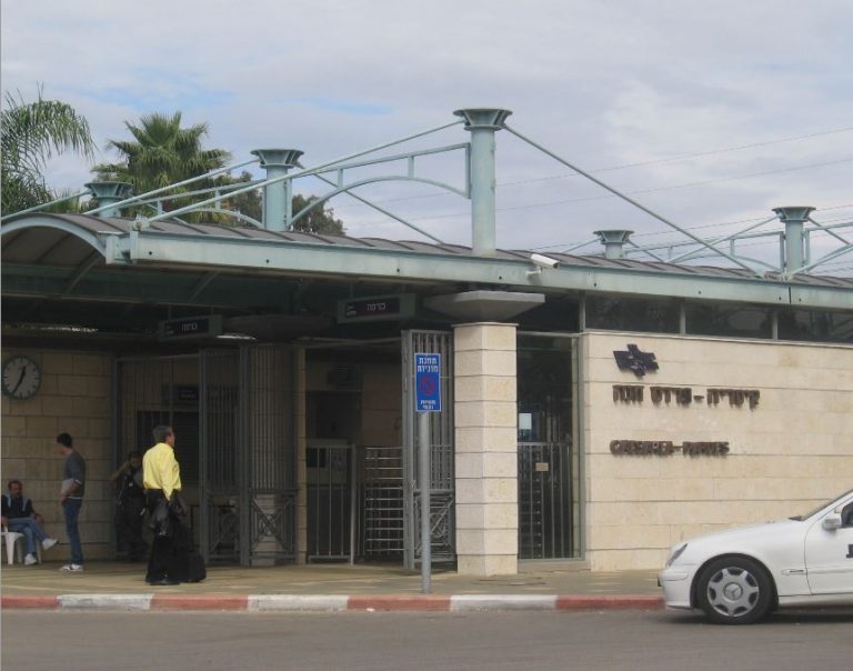 תושבים בפרדס חנה מוטרדים מהעומס בחניית הרכבת: "אין מקום להכניס סיכה!"