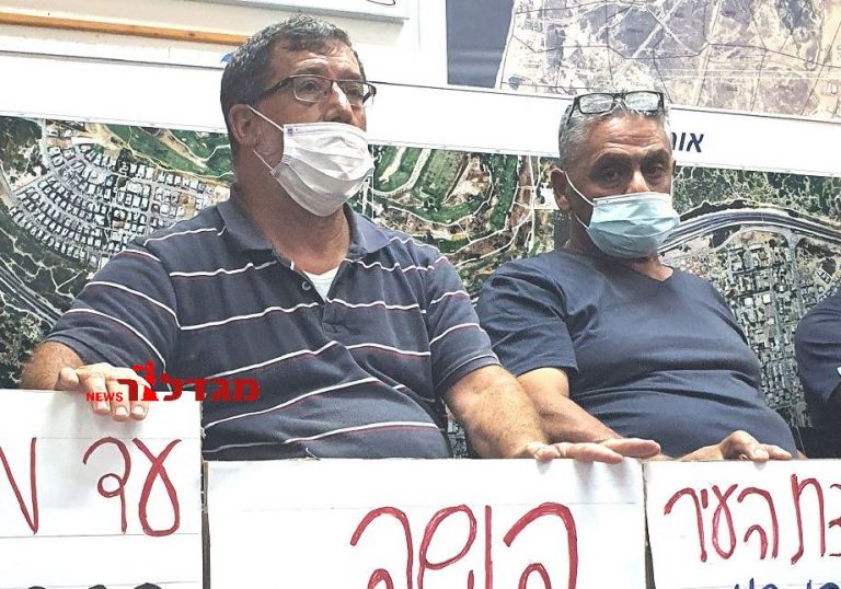 ללא מוצא: עובדי מתנ"ס וספריית אור עקיבא בבית כבר 3 חודשים – ובישיבת המועצה ריבים וצעקות (וידאו)