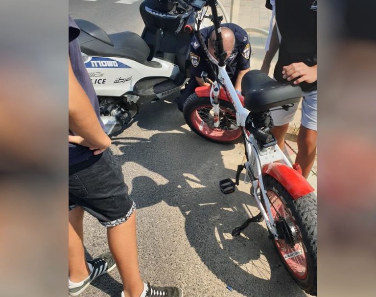 השיטור העירוני אור עקיבא באכיפה נגד נסיעה פרועה ומסוכנת ליד מתחם ביה"ס עתידים