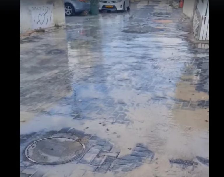 אור עקיבא: בזבוז מים ונזק בצנרת ברחוב הגלבוע והרי יהודה