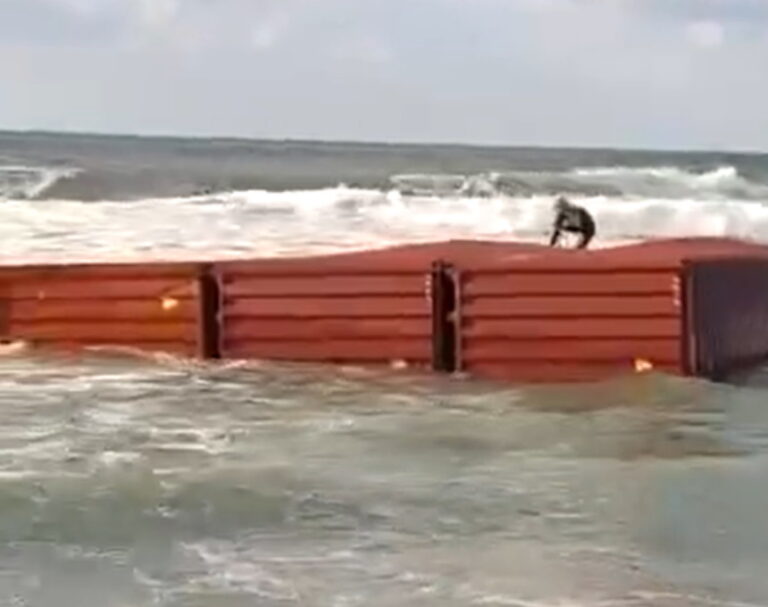 המכולה שנסחפה לחוף הים: הישראלים נוהרים לאסוף צעצועים, ציוד לתינוקות וכעת מדווחים שגם אייפונים (וידאו)