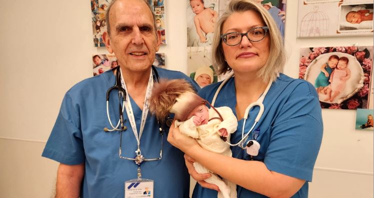מדהים: פגה שנולדה במשקל 500 גרם משתחררת לביתה לאחר 100 ימים בפגייה