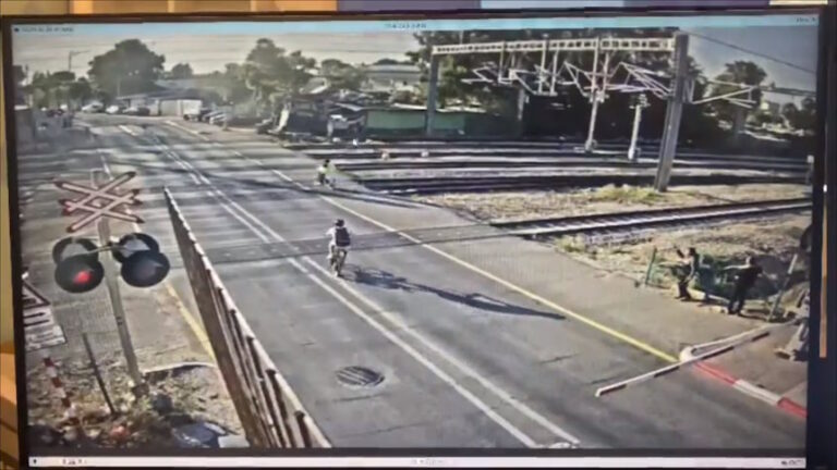 שניות מאסון: רוכבי אופניים פרצו מחסום רכבת מהבהב