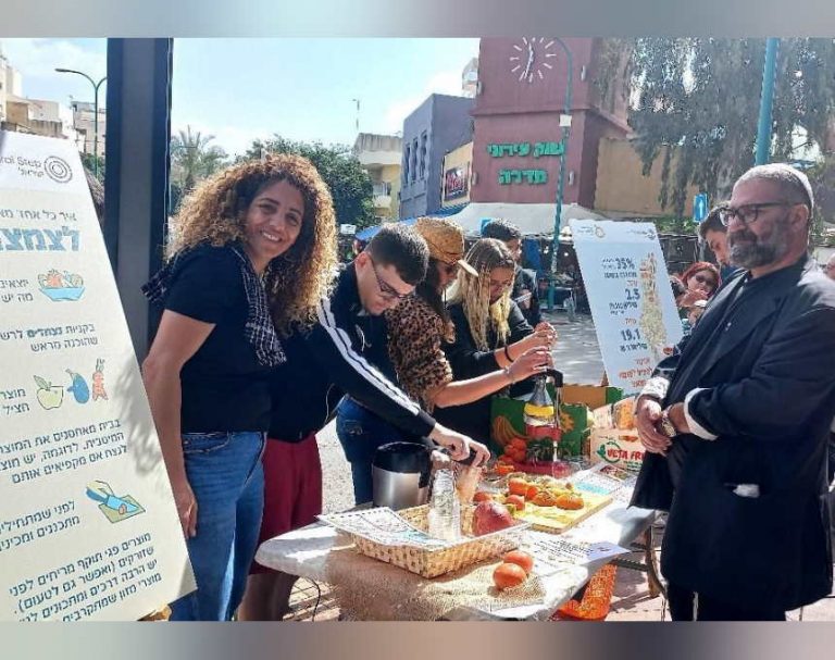 רגע לפני שנזרקו לפח: הפירות הפכו לשייקים וחולקו לתושבי חדרה בחינם