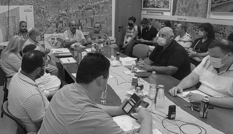"מזלזלים בתושבי אור עקיבא" | השבוע נערכה ישיבת מועצה בעיר – אבל אף אחד לא ידע עליה