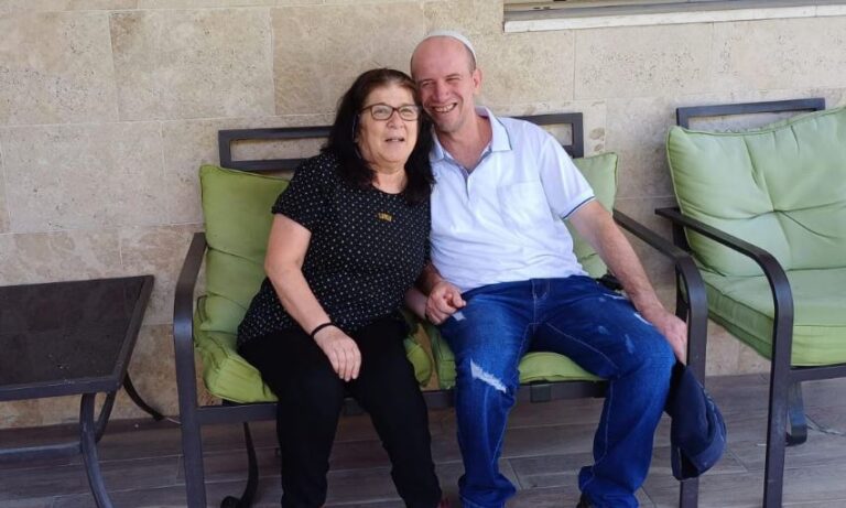 היא חילונית, הוא דתי: דודו גלובמן ואפרת גבאי, זוג מיוחד מחדרה, משתף באהבה שמחזיקה כבר 33 שנים