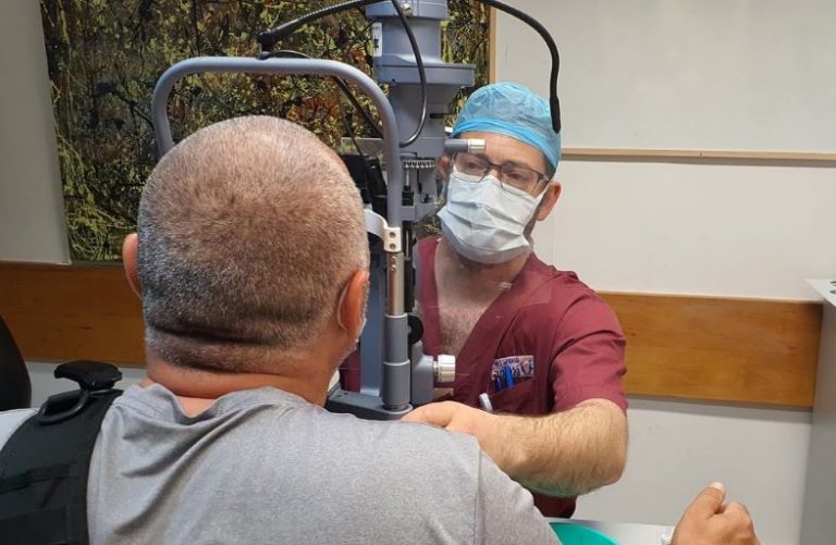 הרופאים ב'הלל יפה' חילצו רסיס עמוק והצילו את ראייתו של לוחם שנפצע בפיגוע בחדרה [וידאו]